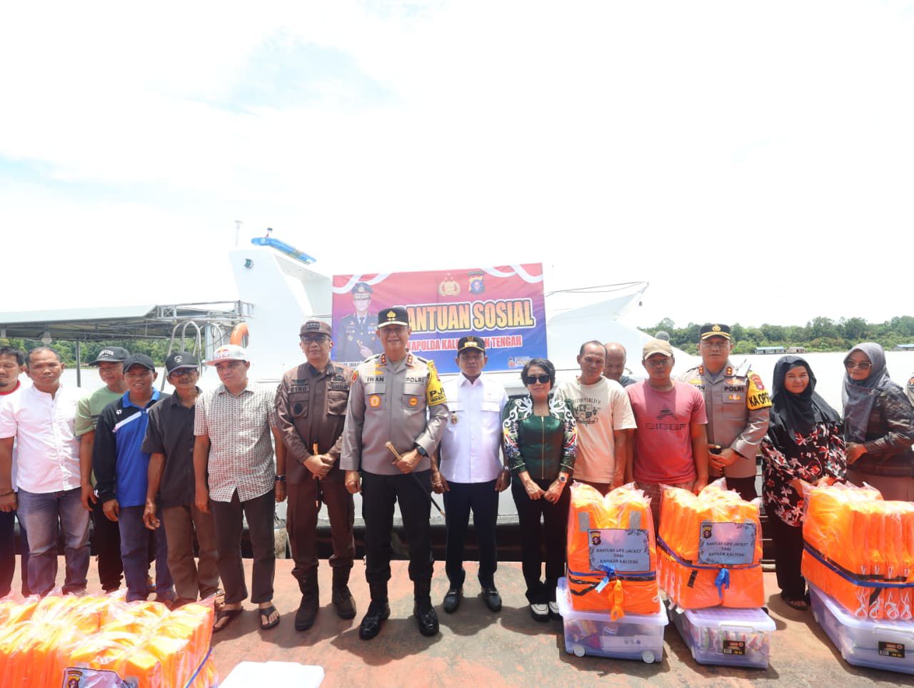 Wujud Kepedulian, Kapolda Kalteng serahkan  bantuan Paket Sembako dan Jaket Keselamatan Untuk Masyarakat di Pesisir Sungai Barito.