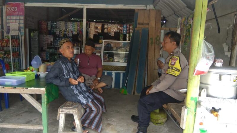 Sembari Minum Kopi, Bhabinkamtibmas Kelurahan Marang Edukasi Warga tentang Karhutla