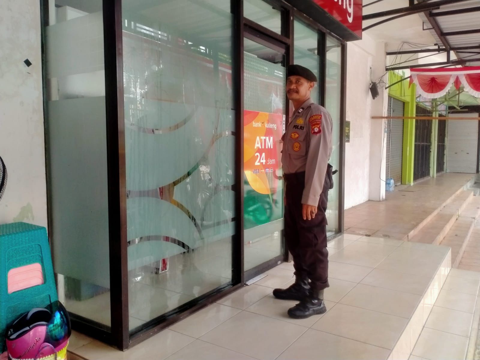 Anggota Satpamobvit Polresta Palangka Raya Perkuat Keamanan di Area Perbankan