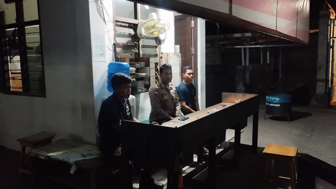 Piket Polsek Sabangau Jalin Sinergi dengan Satpam Gudang SKK untuk Jaga Keamanan