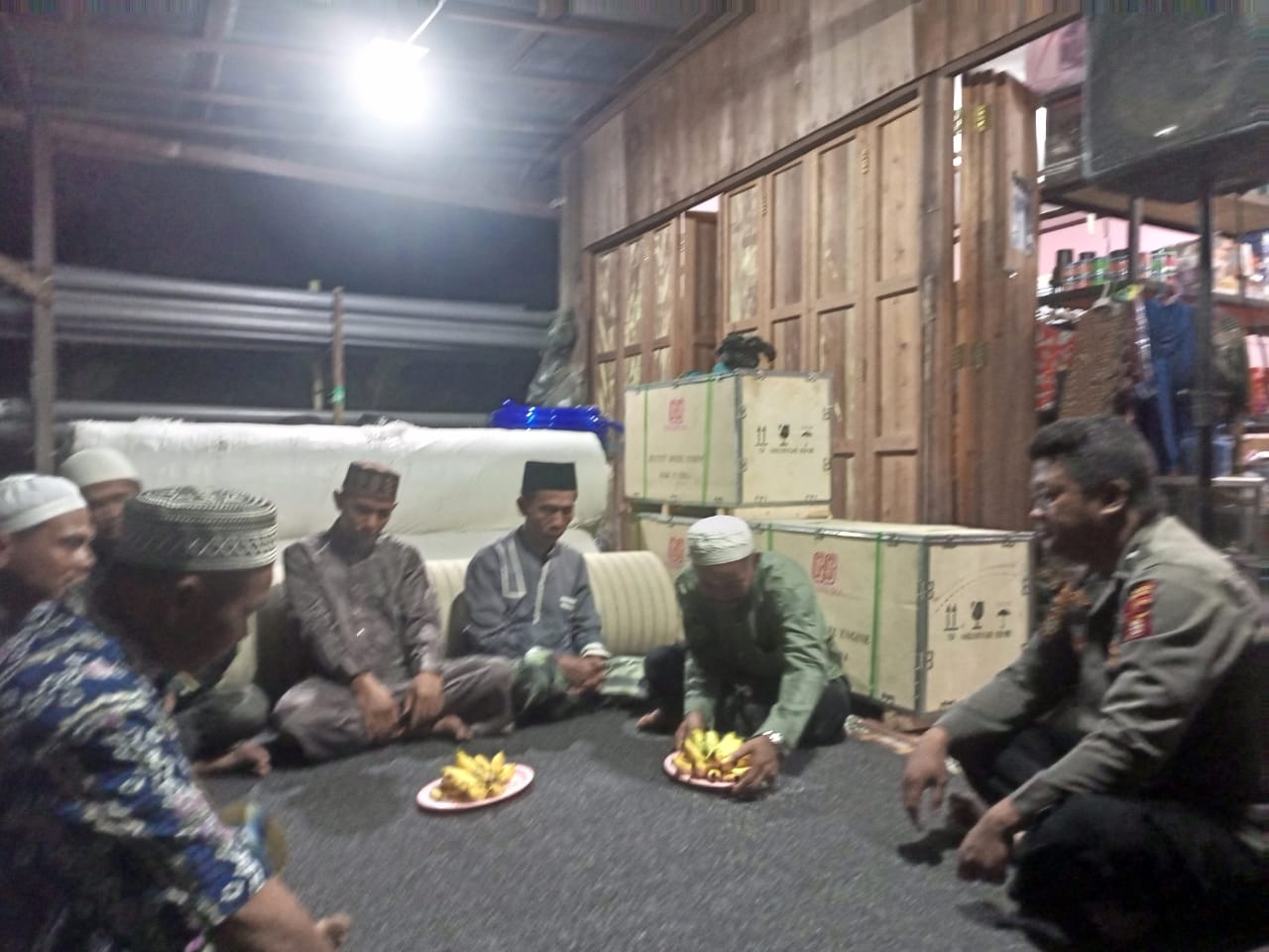 Bhabinkamtibmas Polsek Rakumpit Hadiri Maulid Nabi Bersama Warga Petuk Barunai