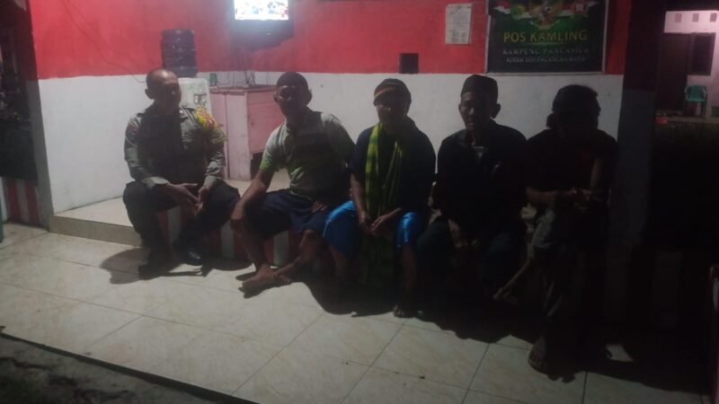 Sambangi Pos Siskamling, Polsek Sabangau Ingatkan Waspada Potensi Gangguan saat Dini Hari