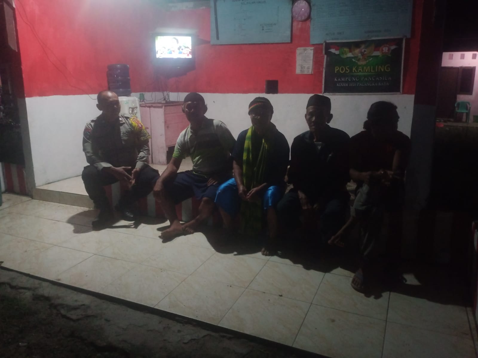 Sambangi Pos Siskamling, Polsek Sabangau Ingatkan Waspada Potensi Gangguan saat Dini Hari