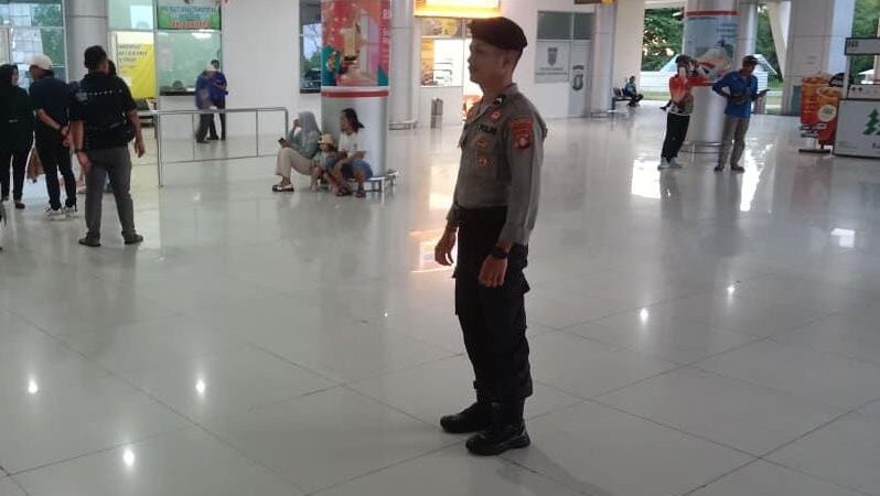 Pam Area Bandara, Satpamobvit Polresta Palangka Raya Ingatkan Penumpang Jaga Keamanan dan Keselamatan