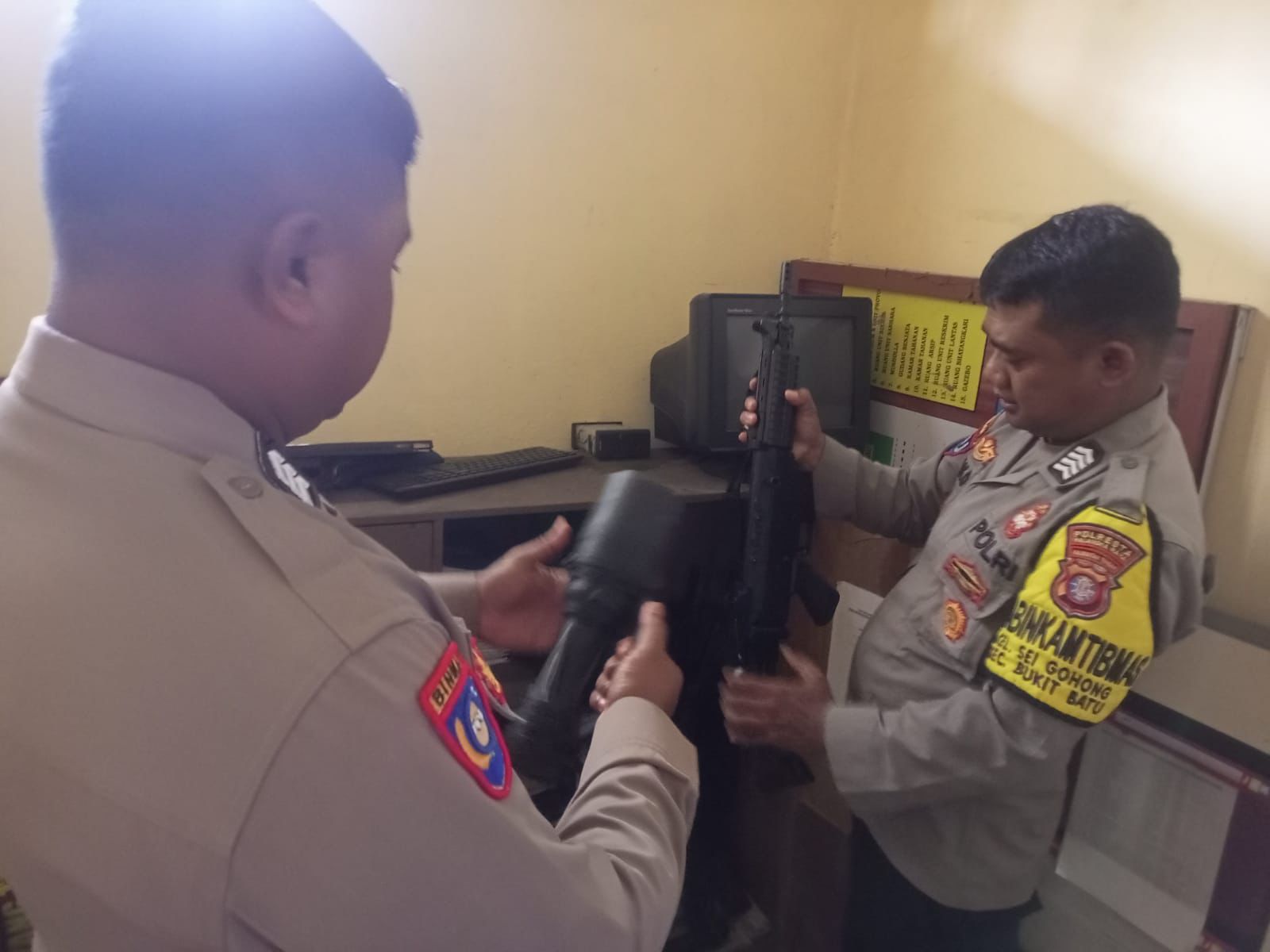 Pemeriksaan Alat Inventaris di Polsek Bukit Batu Dilakukan Anggota Piket