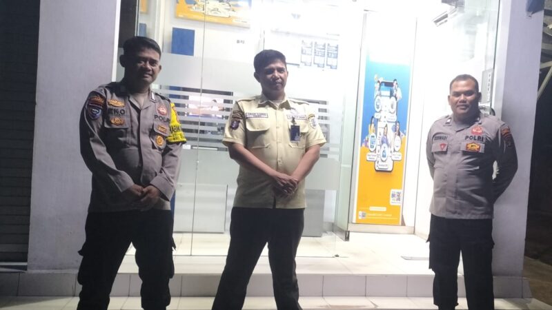 Ketika di ATM BRI Tangkiling, Polsek Bukit Batu Sharing Kamtibmas dengan Satpam