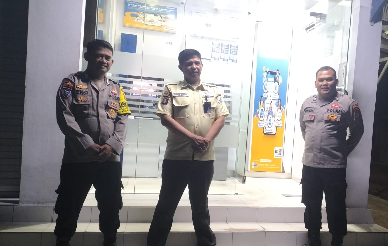 Ketika di ATM BRI Tangkiling, Polsek Bukit Batu Sharing Kamtibmas dengan Satpam