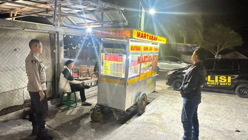 Ngobrol Santai dengan Penjual Martabak, Polsek Bukit Batu Titip Pesan Kamtibmas
