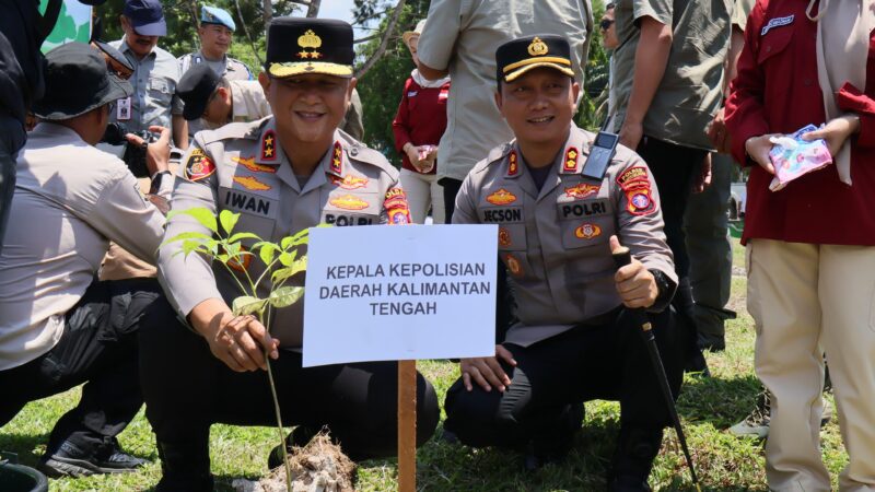 Saat Kunker di Barsel, Kapolda Kalteng Bersama Gubernur dan Pangdam Lestarikan Alam dengan Tanam Pohon dan Tebar Benih Ikan