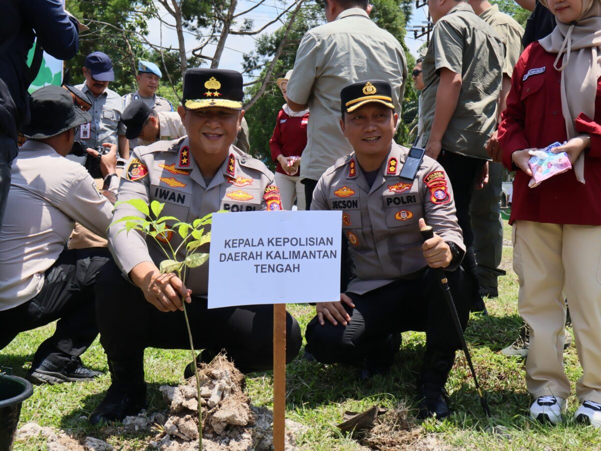 Saat Kunker di Barsel, Kapolda Kalteng Bersama Gubernur dan Pangdam Lestarikan Alam dengan Tanam Pohon dan Tebar Benih Ikan
