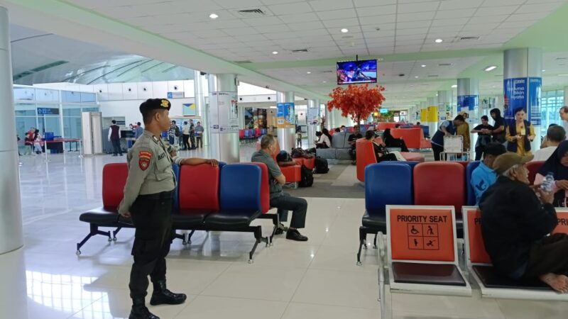 Hadirkan Rasa Aman, Polresta Palangka Raya Jaga Penumpang Bandara Tjilik Riwut
