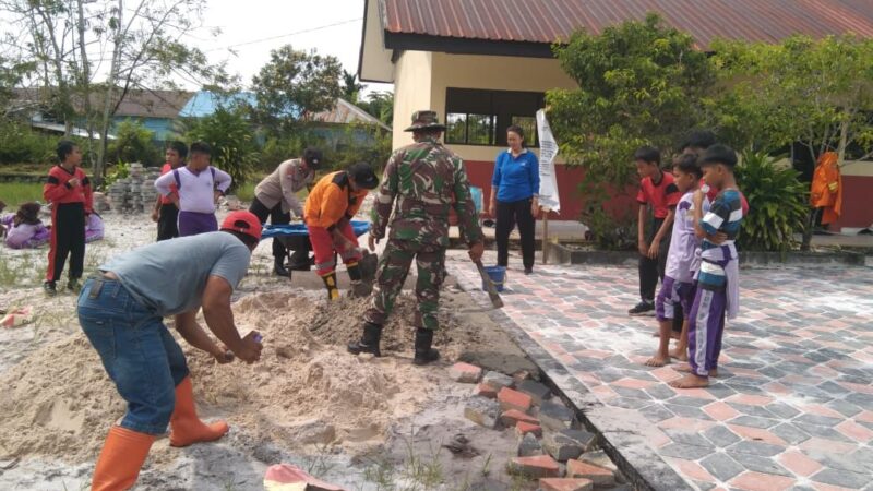 Bhabinkamtibmas Polsek Bukit Batu Ajak Warga Gotong Royong di SDN 2 Marang