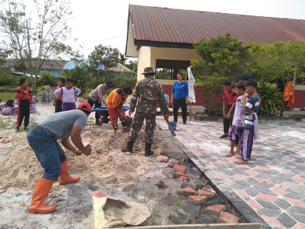 Bhabinkamtibmas Polsek Bukit Batu Ajak Warga Gotong Royong di SDN 2 Marang
