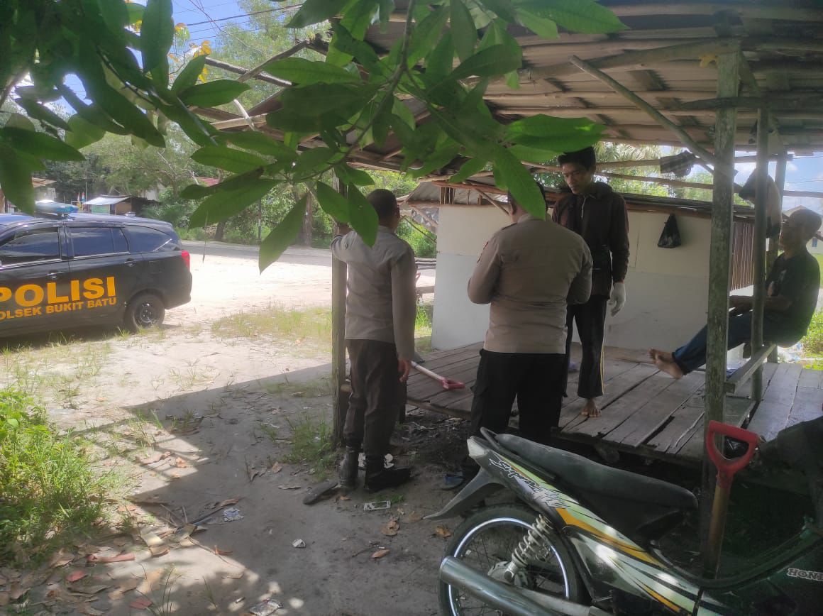 Patroli Rutin, Polsek Bukit Batu Jalin Silaturahmi dan Himbau Warga Jaga Kamtibmas