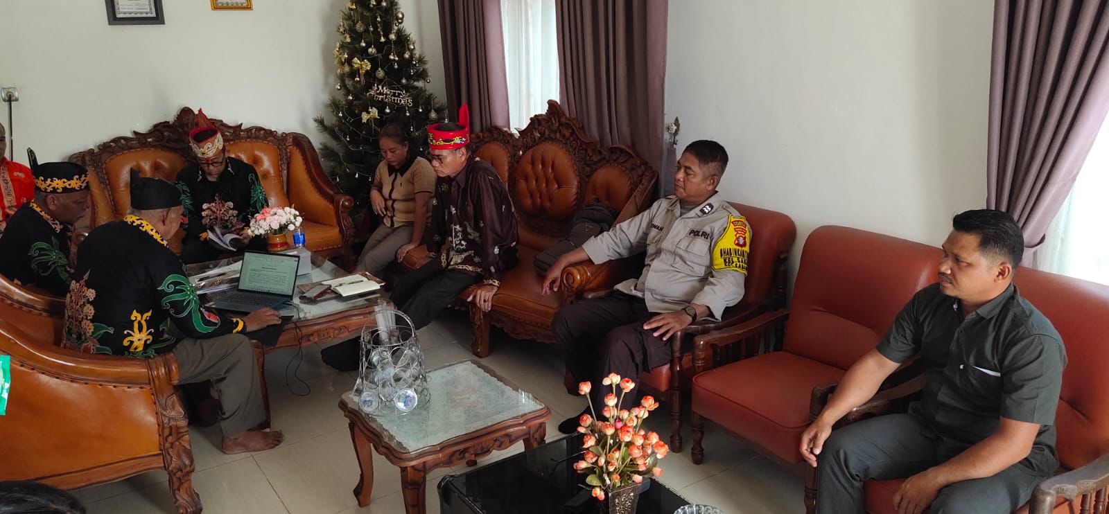 Bhabinkamtibmas Kelurahan Sabaru Mediasi Kesalahpahaman Antarwarga Secara Humanis