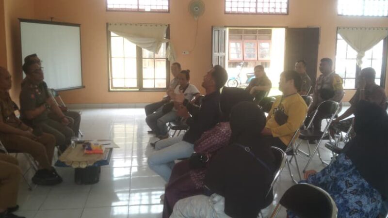 Dukung Penataan Kota, Bhabinkamtibmas Kelurahan Langkai Hadiri Sosialisasi Penertiban Kios di Bahu Jalan