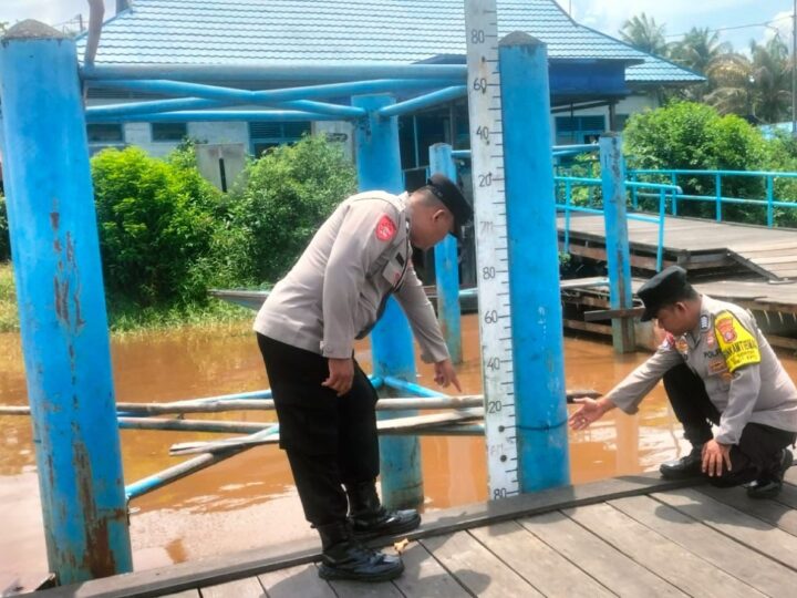 Pantau Kondisi Sungai, Polsek Bukit Batu Lakukan Monitoring Debit Air Rungan