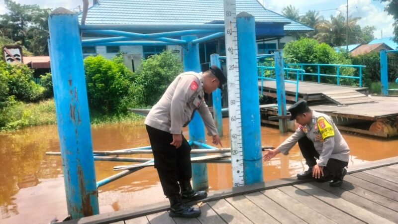 Pantau Kondisi Sungai, Polsek Bukit Batu Lakukan Monitoring Debit Air Rungan