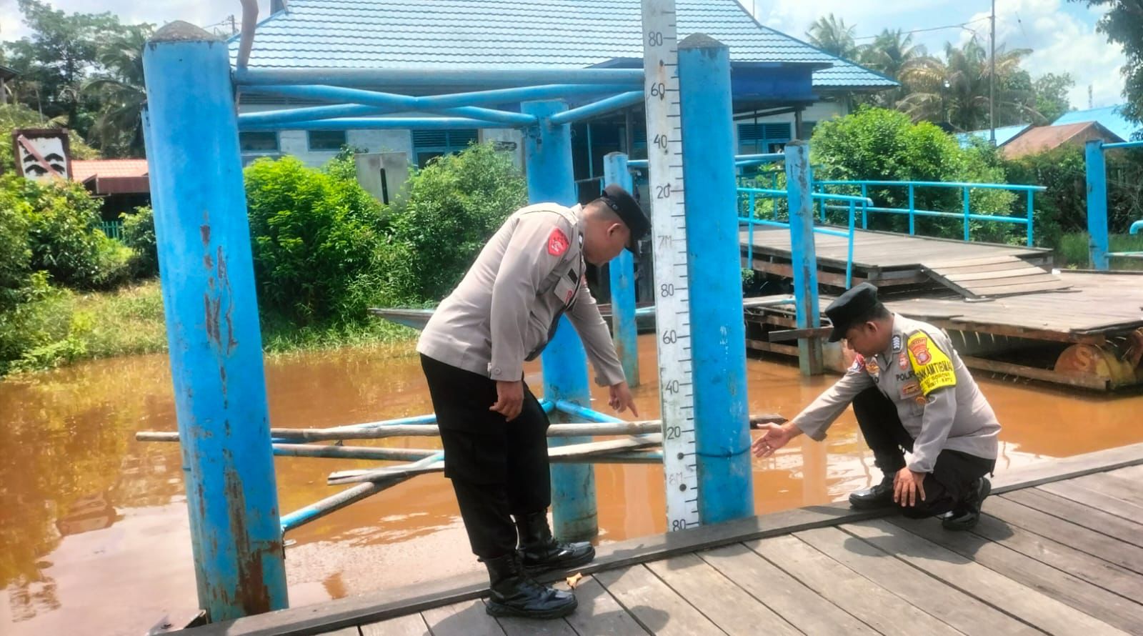 Pantau Kondisi Sungai, Polsek Bukit Batu Lakukan Monitoring Debit Air Rungan