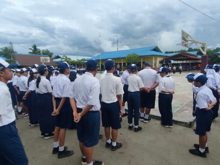 Jalin Kedekatan dengan Pelajar, Polsek Pahandut Jadi Pembina Upacara di SMPN 8 Palangka Raya