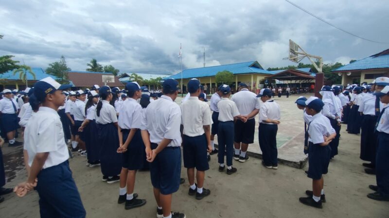 Jalin Kedekatan dengan Pelajar, Polsek Pahandut Jadi Pembina Upacara di SMPN 8 Palangka Raya