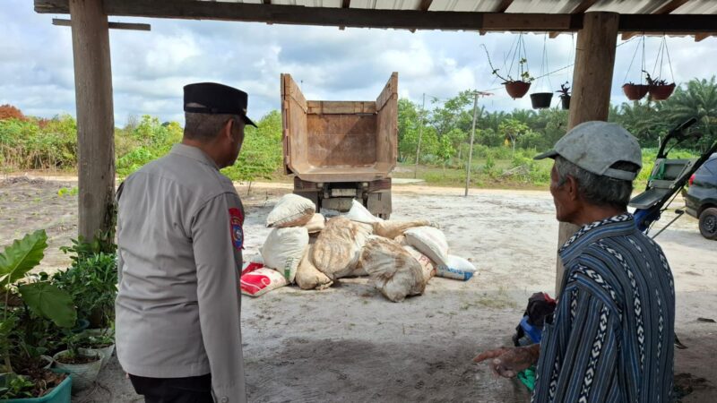 Polsek Bukit Batu Serahkan Bantuan Pupuk Dukung Program Ketahanan Pangan
