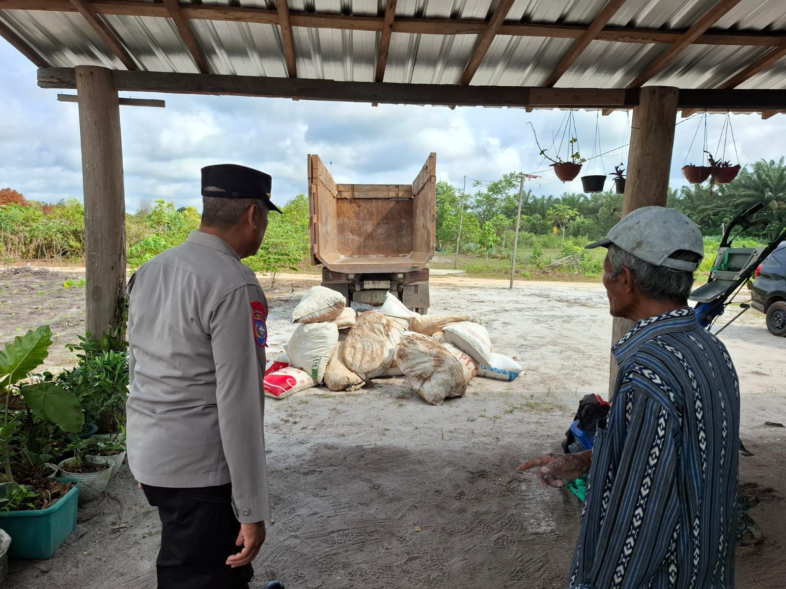 Polsek Bukit Batu Serahkan Bantuan Pupuk Dukung Program Ketahanan Pangan