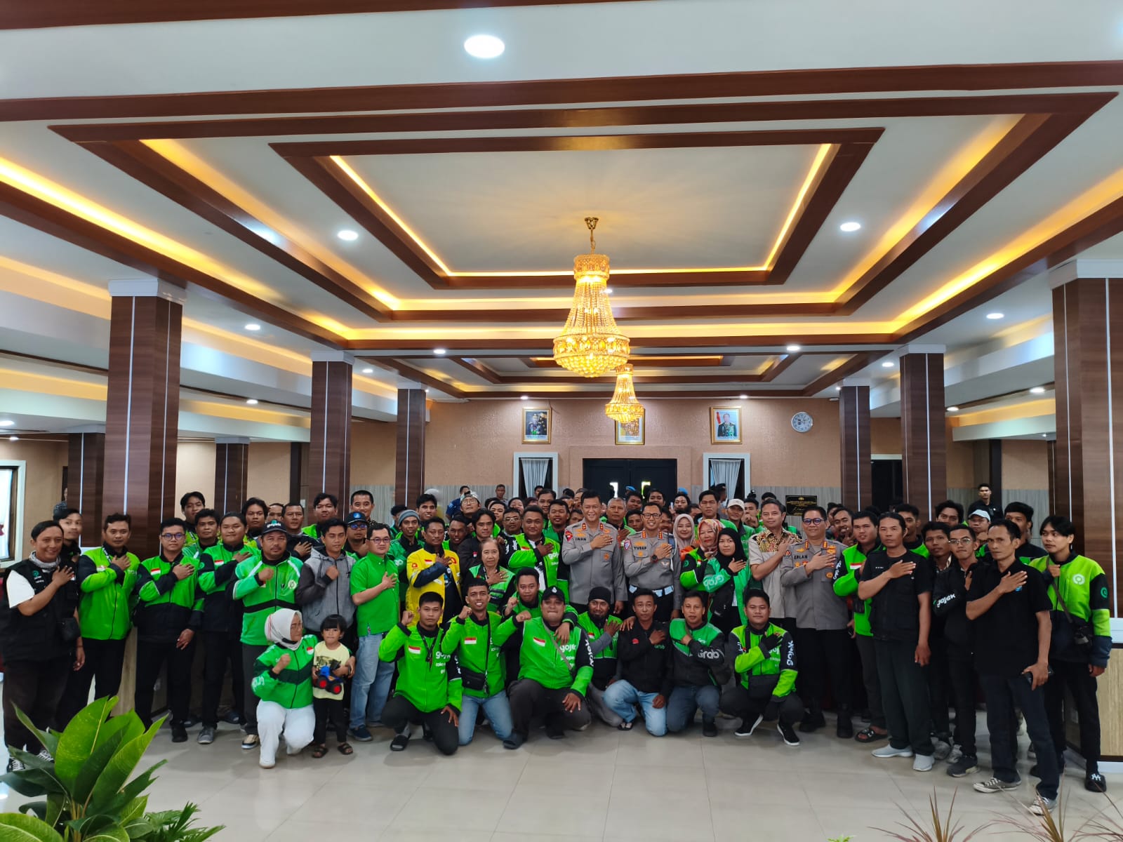 Diskusi Santai Bersama Komunitas Ojol, Kapolda Kalteng Ajak Wujudkan Kamtibmas yang Kondusif di Bumi Tambun Bungai