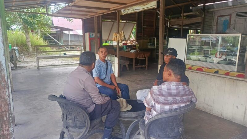 Dekatkan Diri dengan Warga, Bhabinkamtibmas Polsek Rakumpit Ajak Warga Jaga Kamtibmas dan Kebersihan Lingkungan