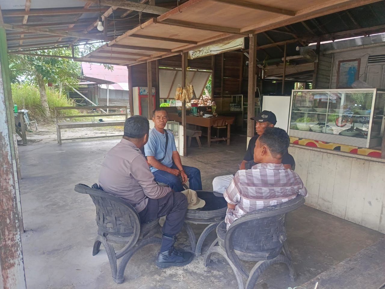 Dekatkan Diri dengan Warga, Bhabinkamtibmas Polsek Rakumpit Ajak Warga Jaga Kamtibmas dan Kebersihan Lingkungan