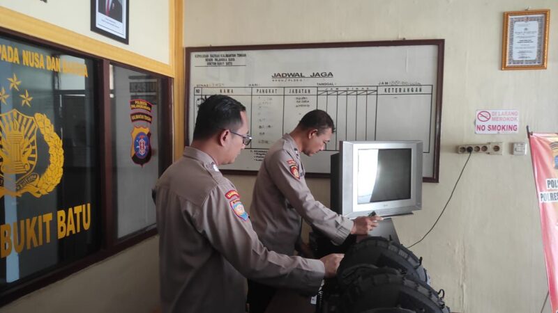 Jelang Dinas, Personel Polsek Bukit Batu Periksa Alat Inventaris Dinas