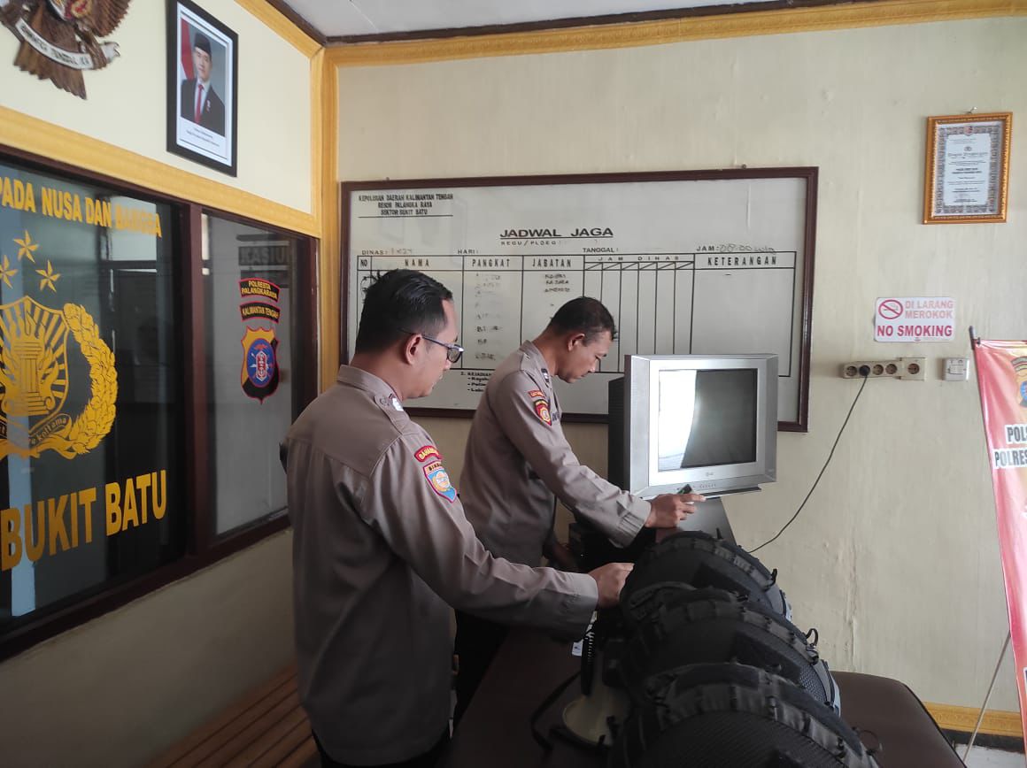 Jelang Dinas, Personel Polsek Bukit Batu Periksa Alat Inventaris Dinas