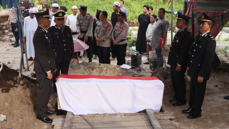 Upacara Pemakaman Alm. Ipda Omar Rustafa, Polresta Palangka Raya beri Penghormatan Terakhir