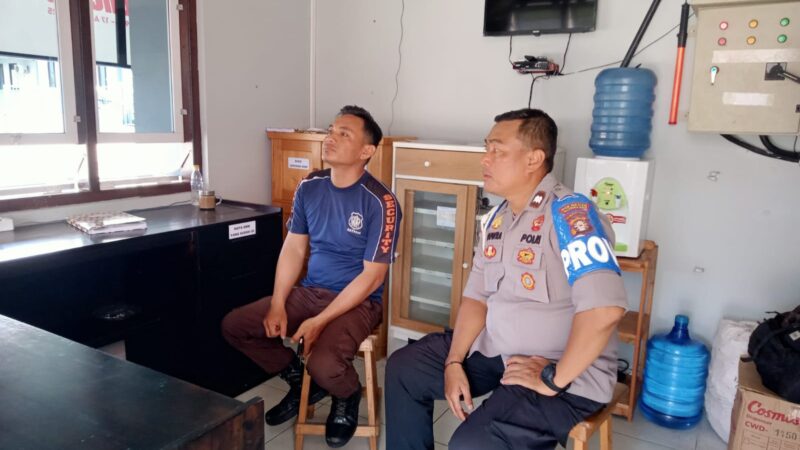 Polsek Sabangau Sambangi Satpam dan Sampaikan Layanan 110 di Kereng Bangkirai
