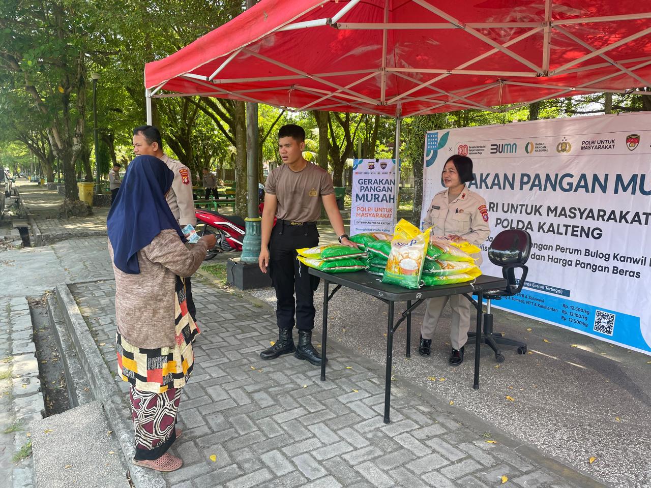 Bantu Masyarakat Dapatkan Beras Murah, Ditbinmas Polda Kalteng Kembali Salurkan Beras SPHP di Jalan Yos Sudarso Palangka Raya