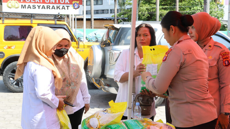 Bantu Masyarakat Dapatkan Beras Murah, Polda Kalteng Gelar Gerakan Pangan Murah di Pos Lantas Bundaran Besar