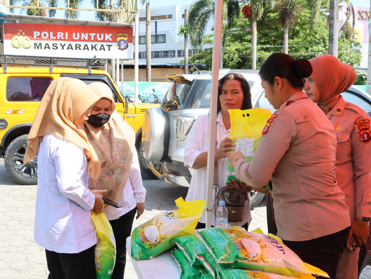Bantu Masyarakat Dapatkan Beras Murah, Polda Kalteng Gelar Gerakan Pangan Murah di Pos Lantas Bundaran Besar
