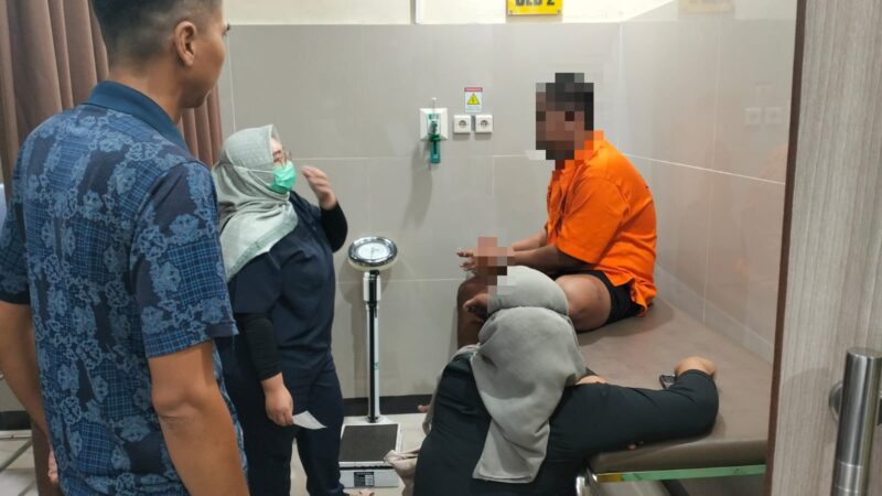 Sattahti Polresta Palangka Raya Lakukan Pemeriksaan Kesehatan Tahanan yang Alami Keluhan Sakit