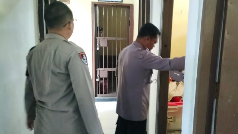 Pemeriksaan Alat Inventaris di Polsek Bukit Batu Oleh Personel Piket