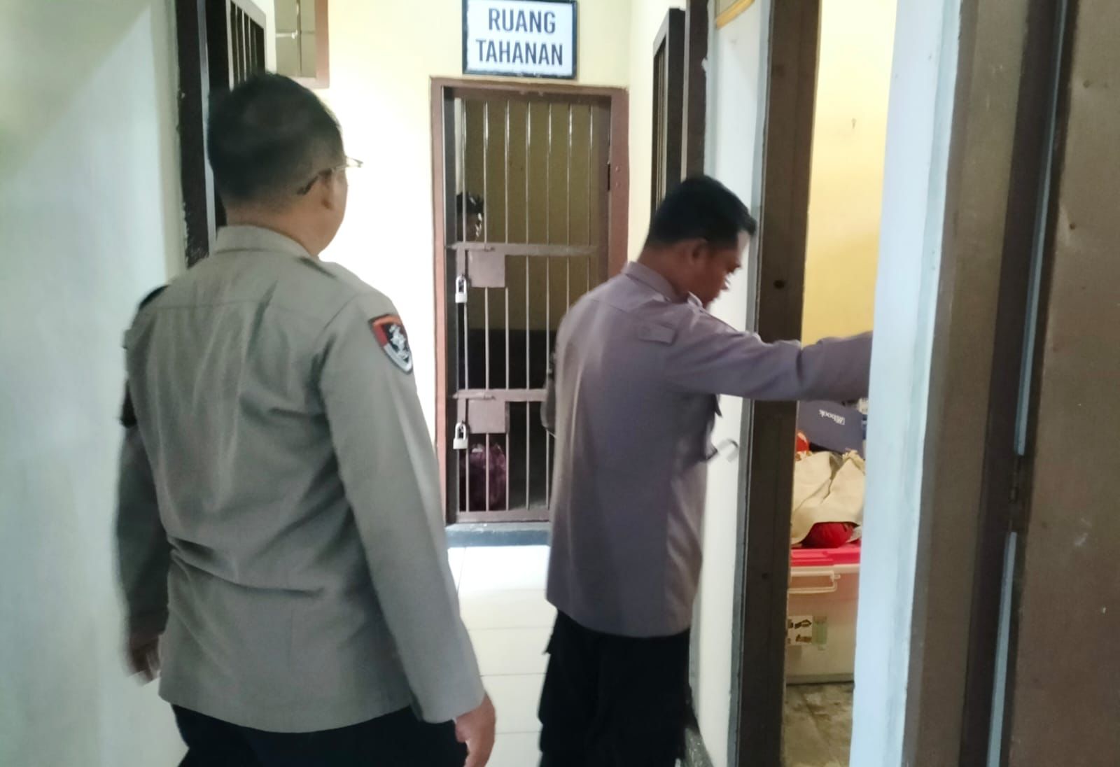 Pemeriksaan Alat Inventaris di Polsek Bukit Batu Oleh Personel Piket