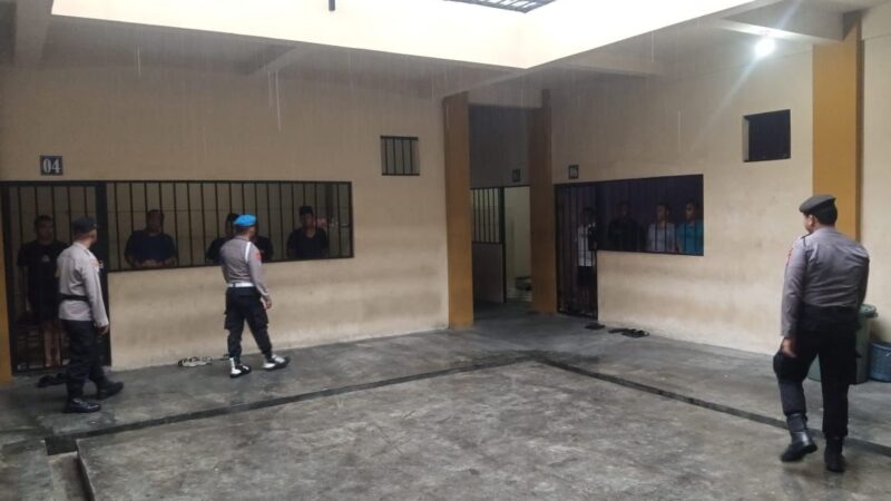 Setelah Serah Terima, Pamapta II SPKT Polresta Palangka Raya Periksa para Tahanan