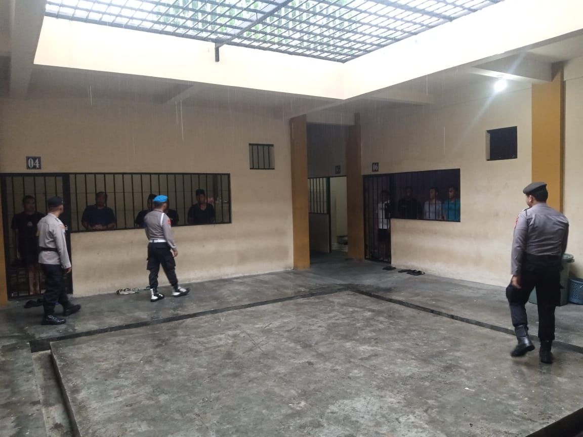 Setelah Serah Terima, Pamapta II SPKT Polresta Palangka Raya Periksa para Tahanan