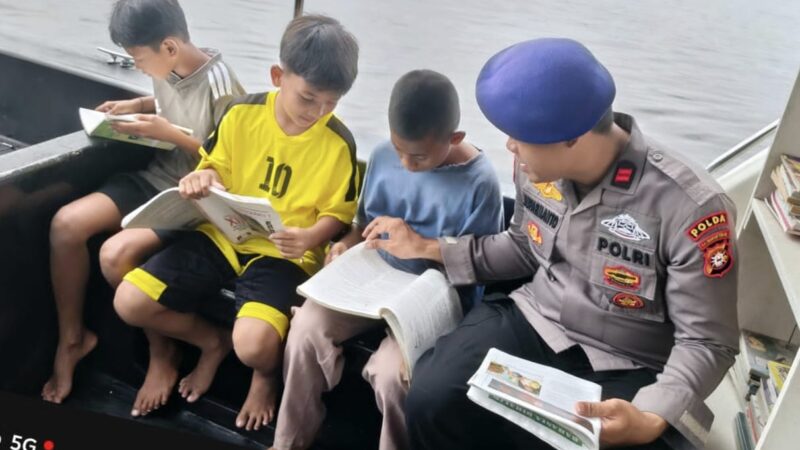 Personil Ditpolairud Polda Kalteng Dukung Dunia Pendidikan Lewat Kapal Perpustakaan Terapung di Das Kumai