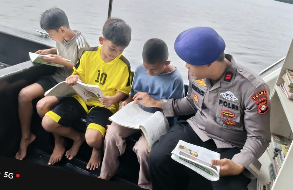 Personil Ditpolairud Polda Kalteng Dukung Dunia Pendidikan Lewat Kapal Perpustakaan Terapung di Das Kumai