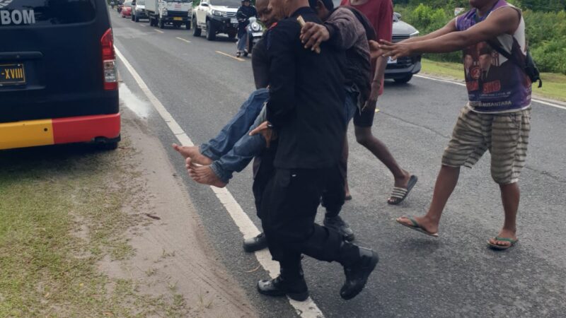 Brimob Kalteng Sigap Bantu Korban Kecelakaan di Jalan Tjilik Riwut Km.14