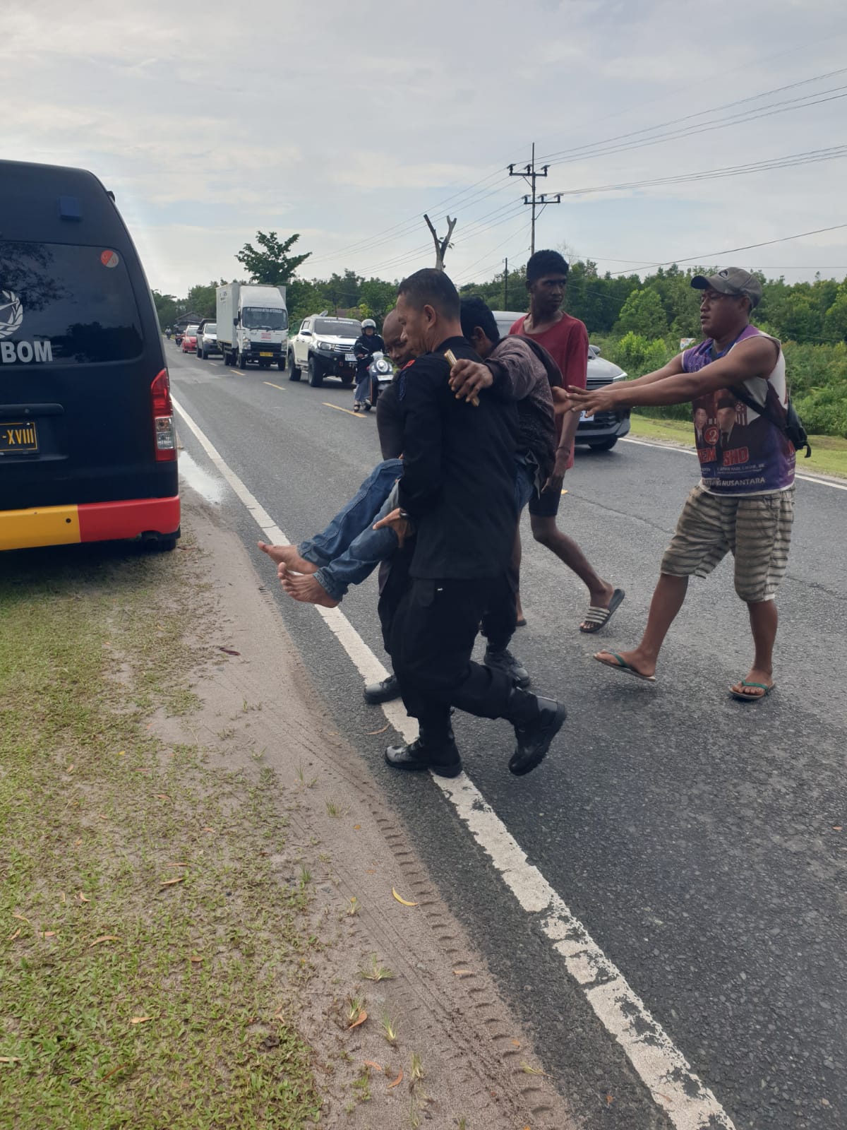 Brimob Kalteng Sigap Bantu Korban Kecelakaan di Jalan Tjilik Riwut Km.14
