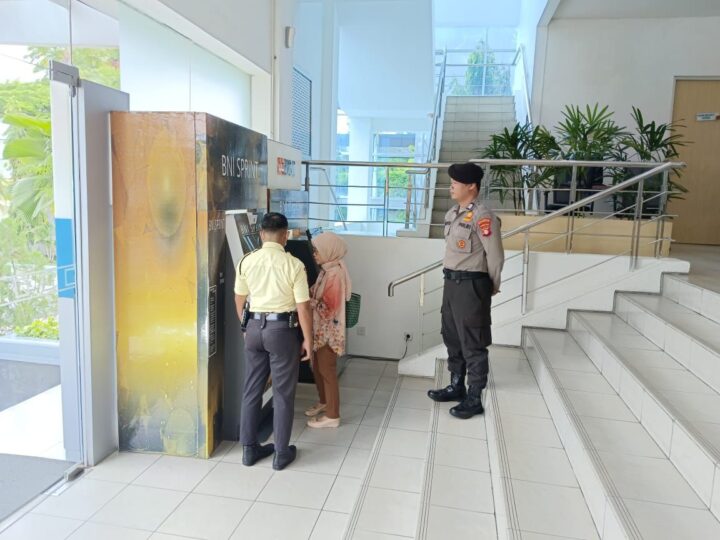 Satpamobvit Polresta Palangka Raya Pastikan Keamanan Transaksi di Kantor Perbankan
