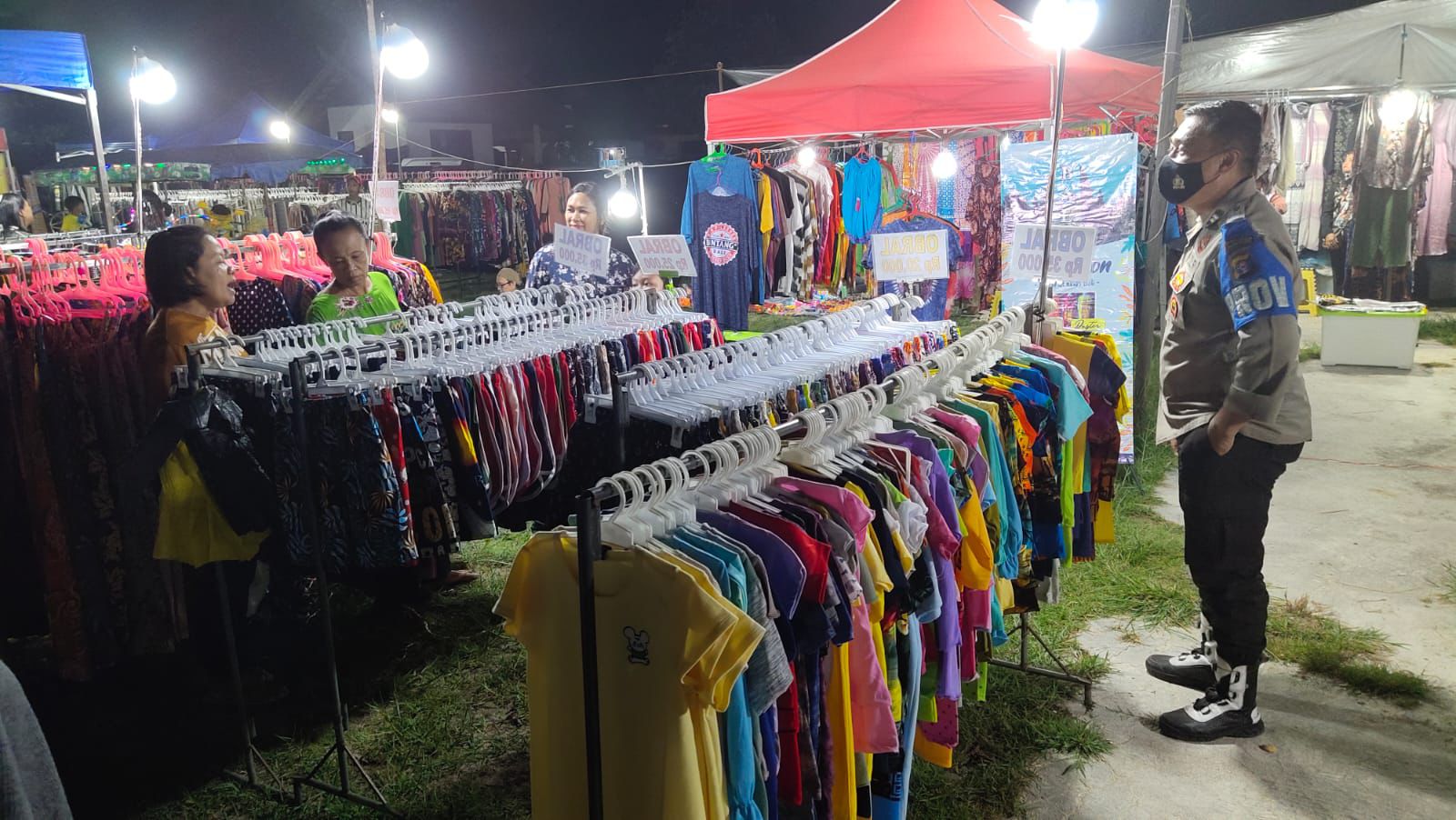 Berikan Rasa Aman, Polsek Sabangau Sharing Kamtibmas di Pasar Rakyat