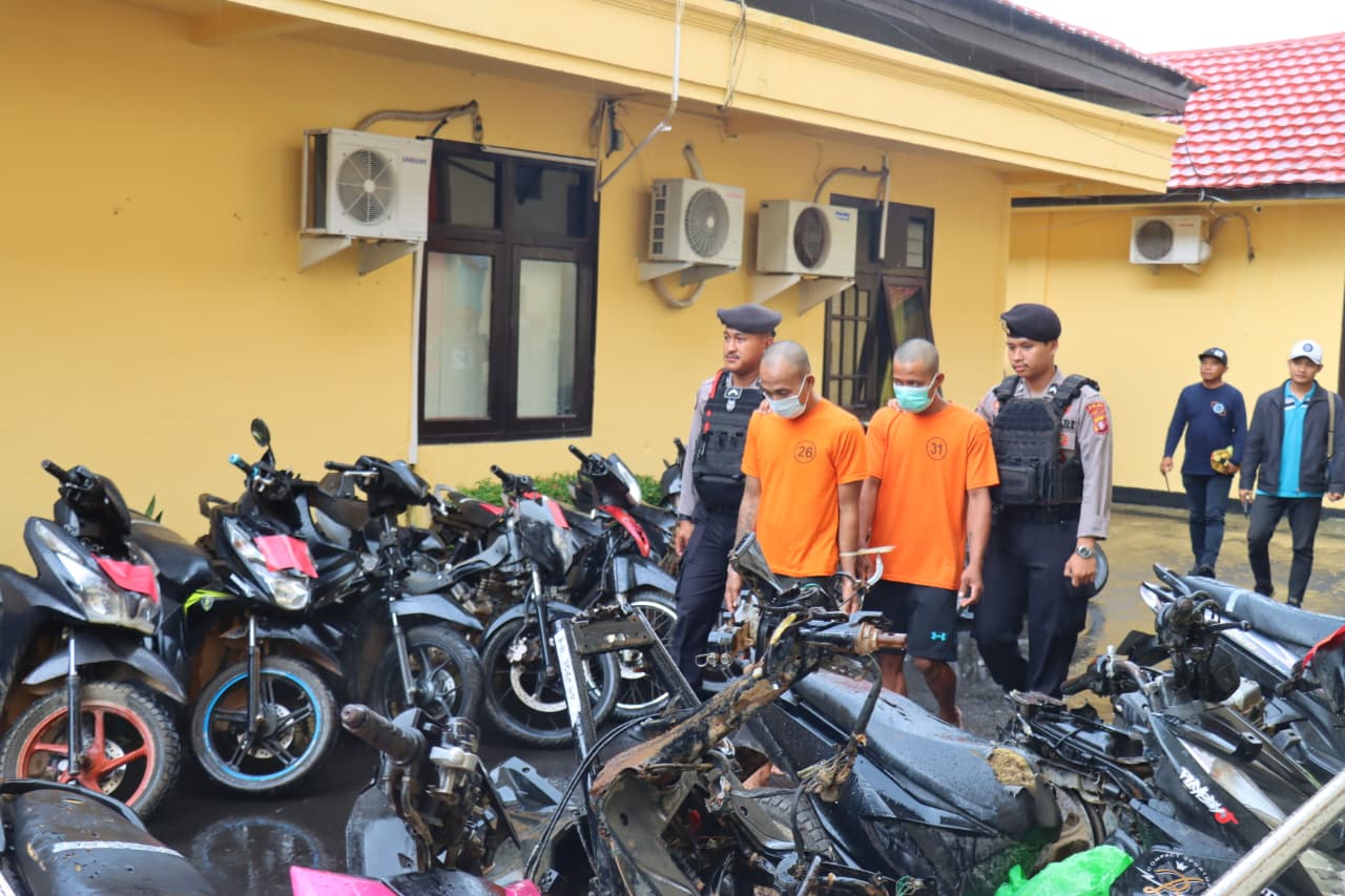 Nekat Curi Puluhan Motor, Dua Pria Tampan Ini Digelandang Ke Mapolres Kobar