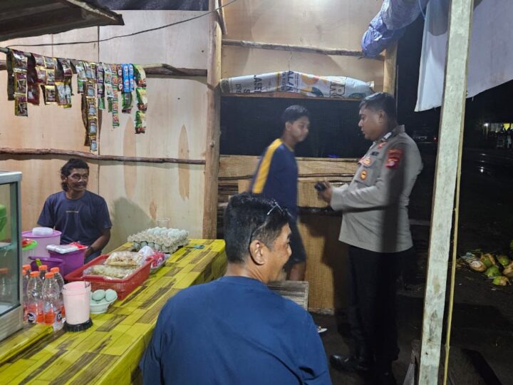 Anggota Polsek Bukit Batu Sambangi Warung, Untuk Jaga Suasana Aman di Kelurahan Tumbang Tahai